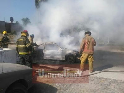 Se les incendia el vehículo y lo abandonan en Paseos de la Rivera