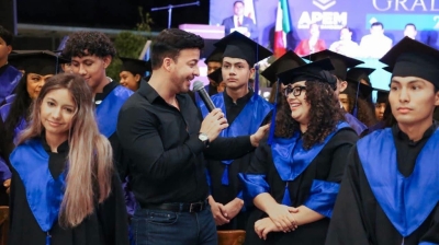 Israel Santillán acompaña a graduados de APEM Bahía de Banderas