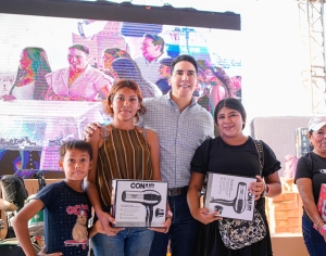 Héctor Santana festeja con más de 30 mil madres su día tan especial