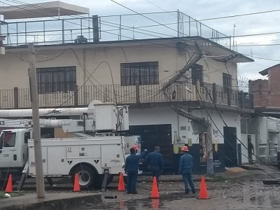 Camión pesado derriba cuatro postes y deja sin energía la colonia Versalles