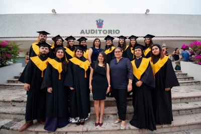 Egresa generación de licenciatura en Artes Visuales del CUC