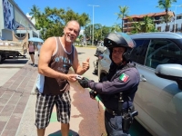 Oficial de Policía de Puerto Vallarta devuelve cartera extraviada a ciudadano extranjero