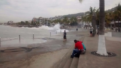 Cierran playas de Puerto Vallarta por fenómeno de mar de fondo