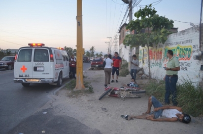 Auto “fantasma” arrolla a dos jóvenes que viajaban en una motocicleta en Av. México y Los Poetas