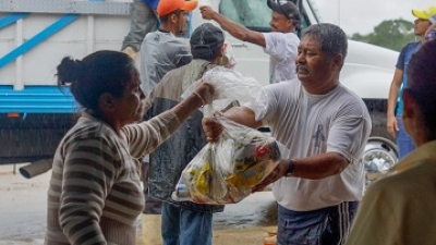 DIF municipal lleva despensas y ropa a Tomatlán