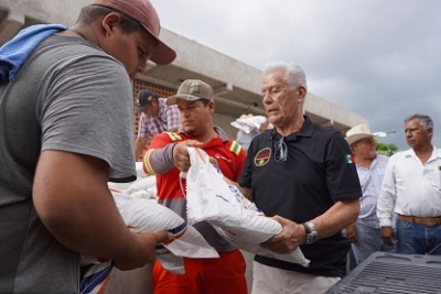 Entrega gobierno municipal apoyos a ganaderos locales