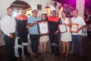 Refrenda Arturo Dávalos su respaldo a los Bomberos vallartenses