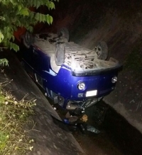 Combi cayó en canal de aguas en la colonia Linda Vista Océano