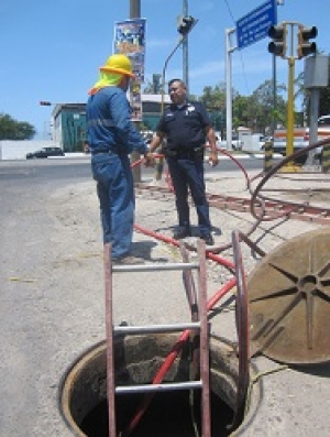 Bomberos atienen nuevo incidente en zona de explosión en ducto de cableado subterráneo