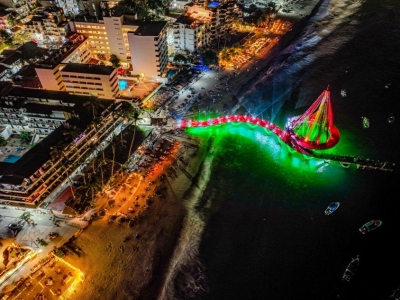 Vallartenses y turistas celebraron el Día de San Valentín en el Muelle de Los Muertos