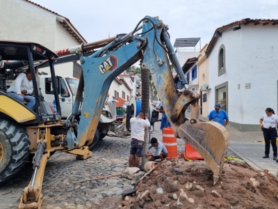 SEAPAL Vallarta atiende ruptura de tubería sanitaria en la colonia Centro