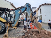 SEAPAL Vallarta atiende ruptura de tubería sanitaria en la colonia Centro