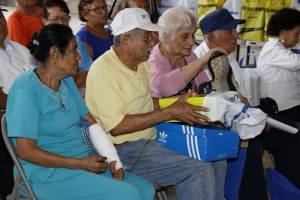 Donan calzado deportivo a personas de la tercera edad