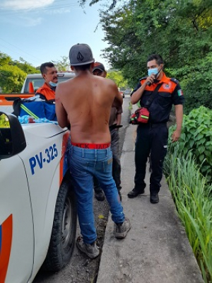 En el cerro de Las Peñas un hombre fue agredido con machete; dijo que fueron 10 sujetos con armas