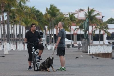 La humildad del presidente municipal, Arturo Dávalos intercambia impresiones con los turistas