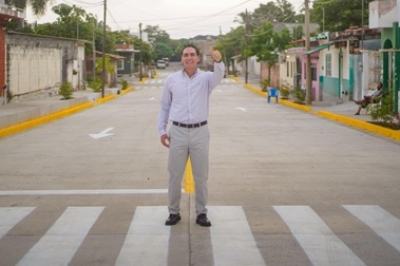 Héctor Santana inaugura la Calle Primero de Mayo en San Juan de Abajo