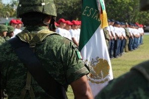 Rinden protesta de bandera jóvenes del SMN