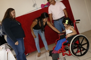 Entrega Candelaria Tovar apoyos a personas con discapacidad