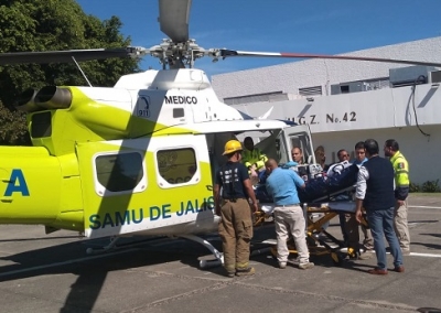 Trasladan en helicóptero a una joven que se accidentó entre La Huerta y Tomatlán