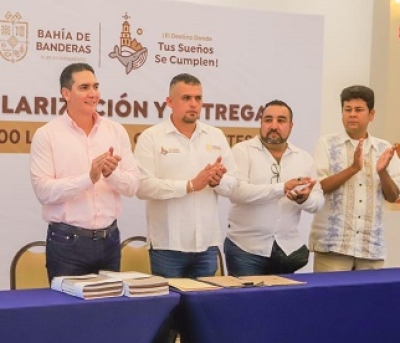 Héctor Santana entregó de 2 mil licencias y tarjetones a comerciantes de Bahía de Banderas