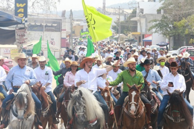 Cientos cabalgan con Munguía por la renovación de Vallarta