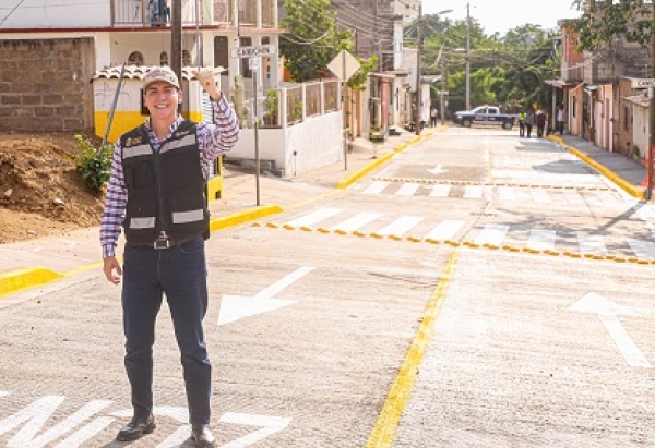 Inaugura Héctor Santana la Calle Laureles del Indio en Bucerías