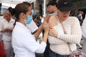 Acuden el fin de semana más de 250 mil jaliscienses a vacunarse contra el sarampión