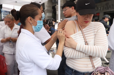 Acuden el fin de semana más de 250 mil jaliscienses a vacunarse contra el sarampión