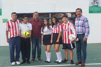 Rehabilitan cancha de futbol de la Secundaria Técnica 15