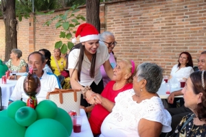Celebra DIF la navidad a adultos mayores con mágica posada