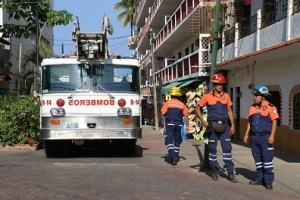 Bomberos de Puerto Vallarta combaten incendio en comercio