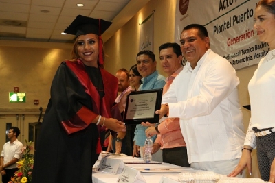 Apadrina Arturo Dávalos a graduados del CONALEP Vallarta II