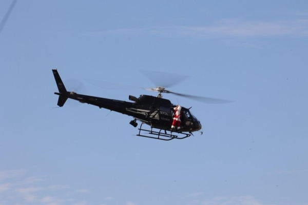 Santa Claus llega en helicóptero y llena de alegría La Lija con el Operativo NaviDar