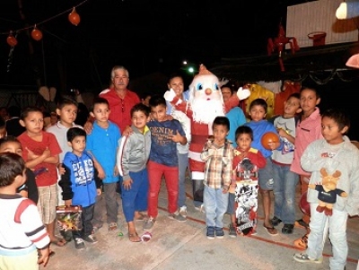 Llevan regalos a niños de casas hogar