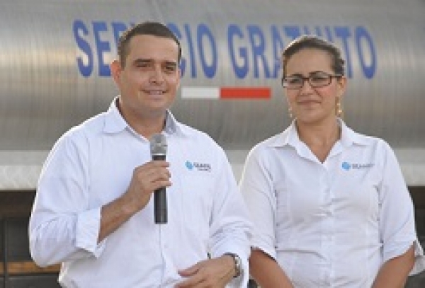 Lleva Seapal agua potable a vecinos de Lomas del Valle