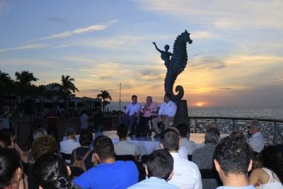 Dialogaron vallartenses con el maestro Rafael Zamarripa justo en el famoso ícono del niño y el caballito de mar