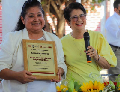 Reconocen a la Mtra. Martha López por su labor docente