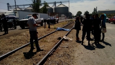 Le amputó las piernas el tren y murió