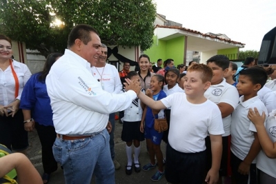 Inicia la entrega de mochilas, útiles, uniformes y zapatos en Puerto Vallarta