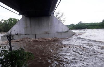 Descartan riesgo en puentes por crecida del río Ameca