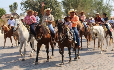 Realizan cabalgata por los festejos patronales de Ixtapa