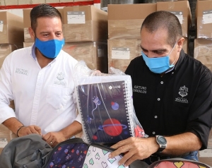 Llegan primeros 9 mil paquetes de útiles escolares con mochila