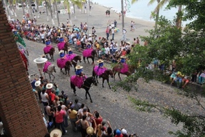 Más de 200 participantes en el tradicional desfile Charro