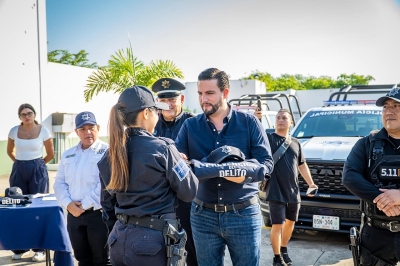 Luis Munguía entregó nuevas patrullas y uniformes para la Policía Municipal