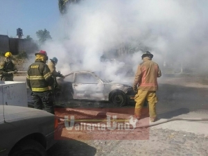 Se les incendia el vehículo y lo abandonan en Paseos de la Rivera