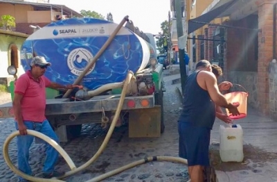 Empieza abastecimiento de agua en colonias afectadas por falla de CFE