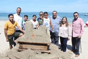 Da alcalde de PV bienvenida al pequeño Andrick, el niño que soñaba con construir castillos de arena