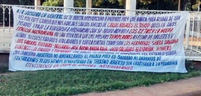 Colocan narcomanta frente a escuela primaria en Michoacán