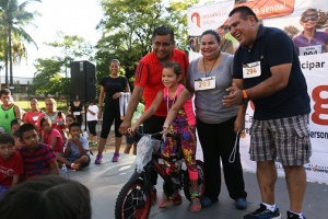 Participan más de 300 personas en la Caminata "Ponte la Venda"