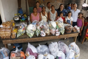 Presidenta de DIF Vallarta entrega despensas a familias vulnerables